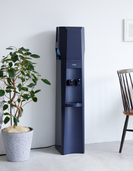 シックな雰囲気を醸すブルーブラックのクリクラ